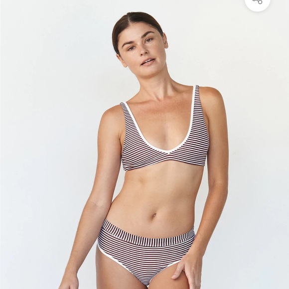 Komala and Sumatra Set in Savanna - Picture 1 of 9